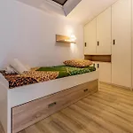 3 Bedroom Lovely In Apartamento Medulin