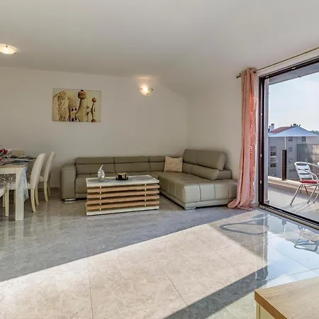 3 Bedroom Lovely In Medulin