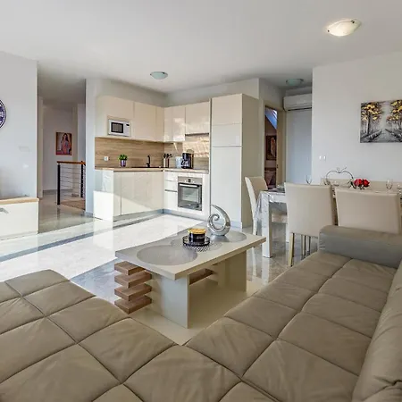 3 Bedroom Lovely In Apartamento Medulin